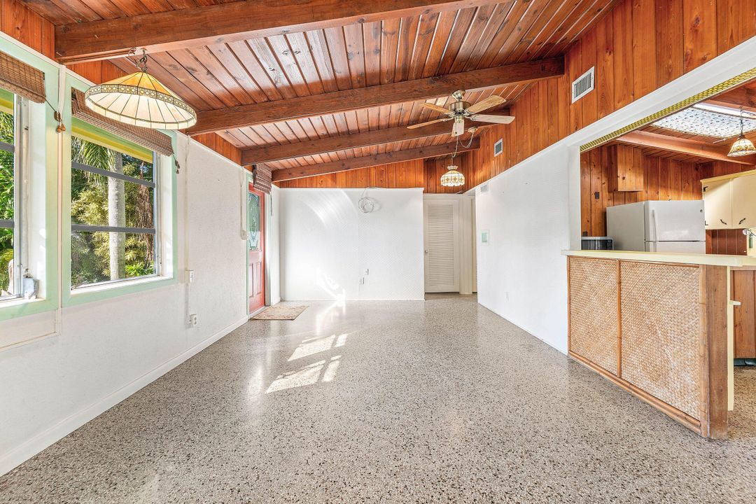 Active With Contract: $329,000 (2 beds, 1 baths, 1092 Square Feet)