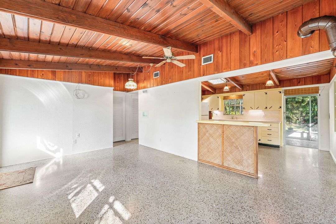 Active With Contract: $329,000 (2 beds, 1 baths, 1092 Square Feet)