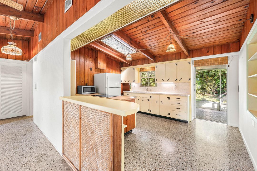 Active With Contract: $329,000 (2 beds, 1 baths, 1092 Square Feet)