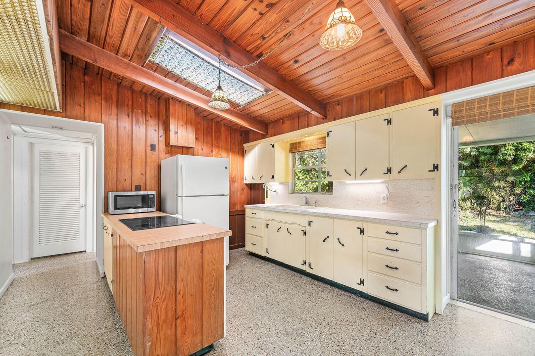 Active With Contract: $329,000 (2 beds, 1 baths, 1092 Square Feet)