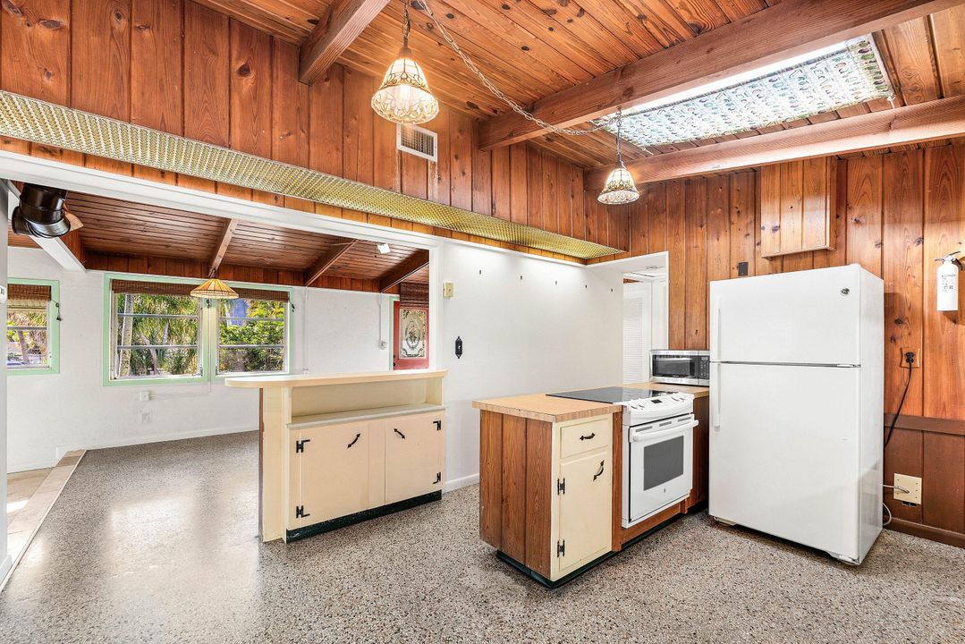 Active With Contract: $329,000 (2 beds, 1 baths, 1092 Square Feet)