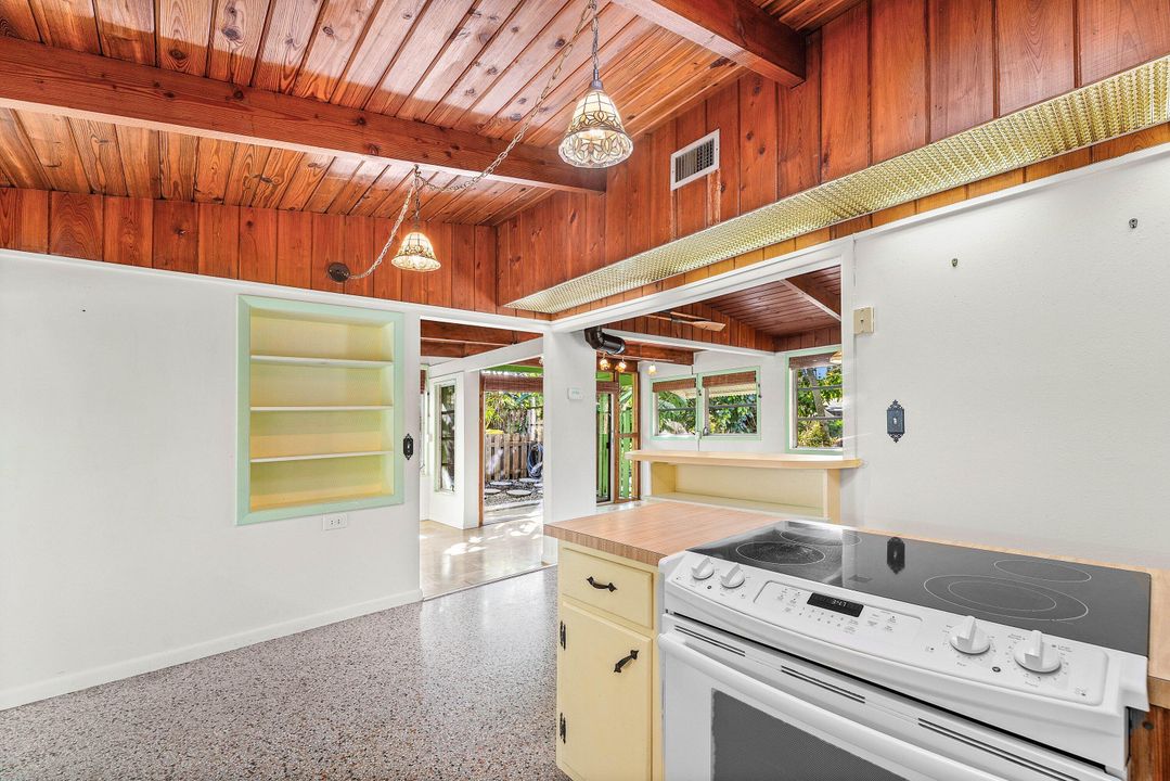 Active With Contract: $329,000 (2 beds, 1 baths, 1092 Square Feet)