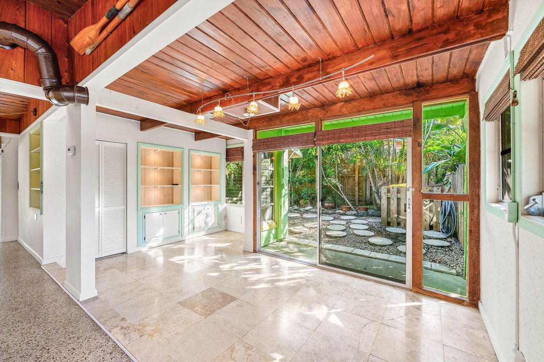 Active With Contract: $329,000 (2 beds, 1 baths, 1092 Square Feet)