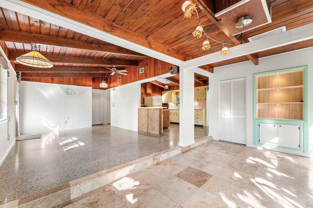 Active With Contract: $329,000 (2 beds, 1 baths, 1092 Square Feet)