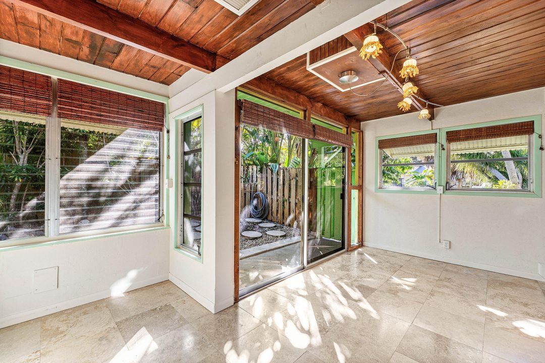 Active With Contract: $329,000 (2 beds, 1 baths, 1092 Square Feet)