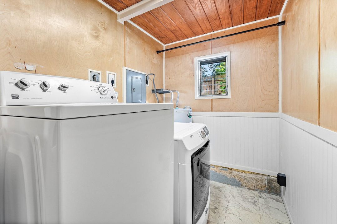 Active With Contract: $329,000 (2 beds, 1 baths, 1092 Square Feet)