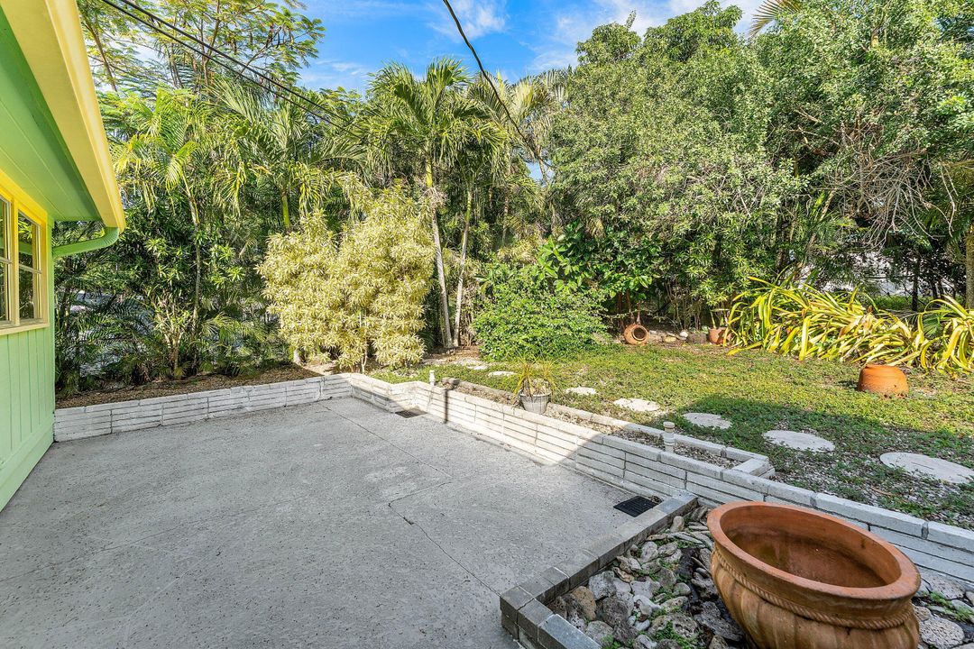 Active With Contract: $329,000 (2 beds, 1 baths, 1092 Square Feet)