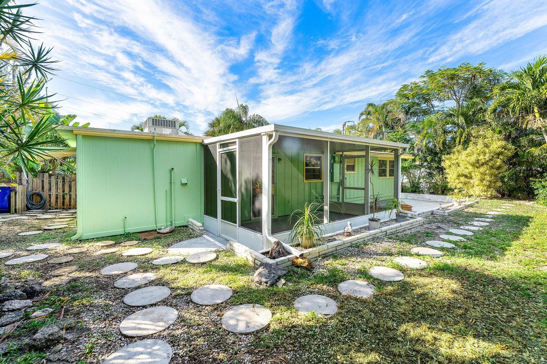 Active With Contract: $329,000 (2 beds, 1 baths, 1092 Square Feet)