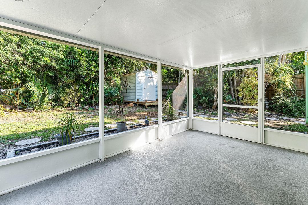 Active With Contract: $329,000 (2 beds, 1 baths, 1092 Square Feet)