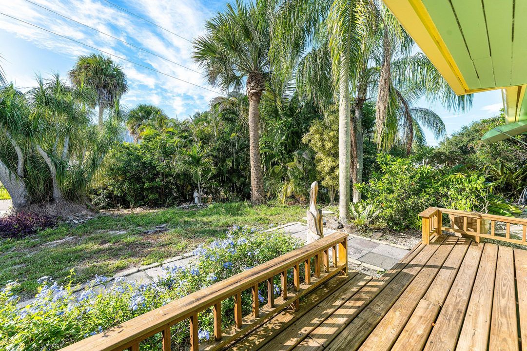 Active With Contract: $329,000 (2 beds, 1 baths, 1092 Square Feet)