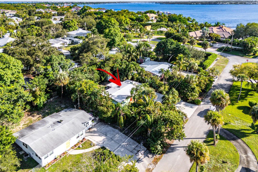 Active With Contract: $329,000 (2 beds, 1 baths, 1092 Square Feet)