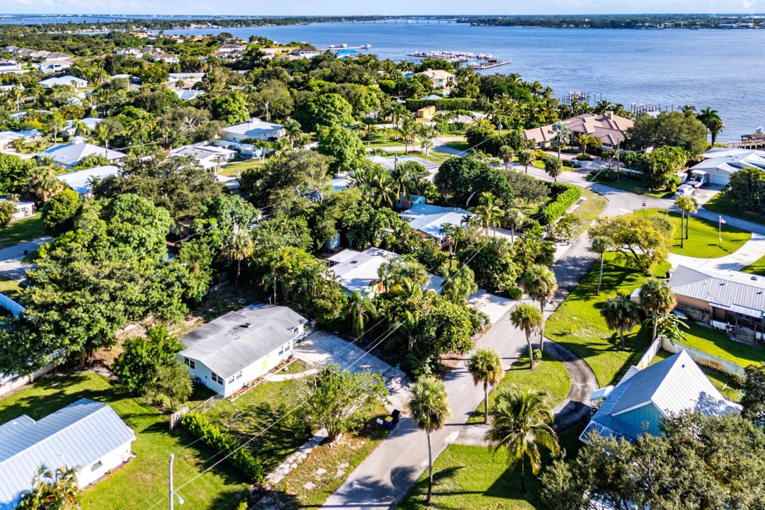 Active With Contract: $329,000 (2 beds, 1 baths, 1092 Square Feet)