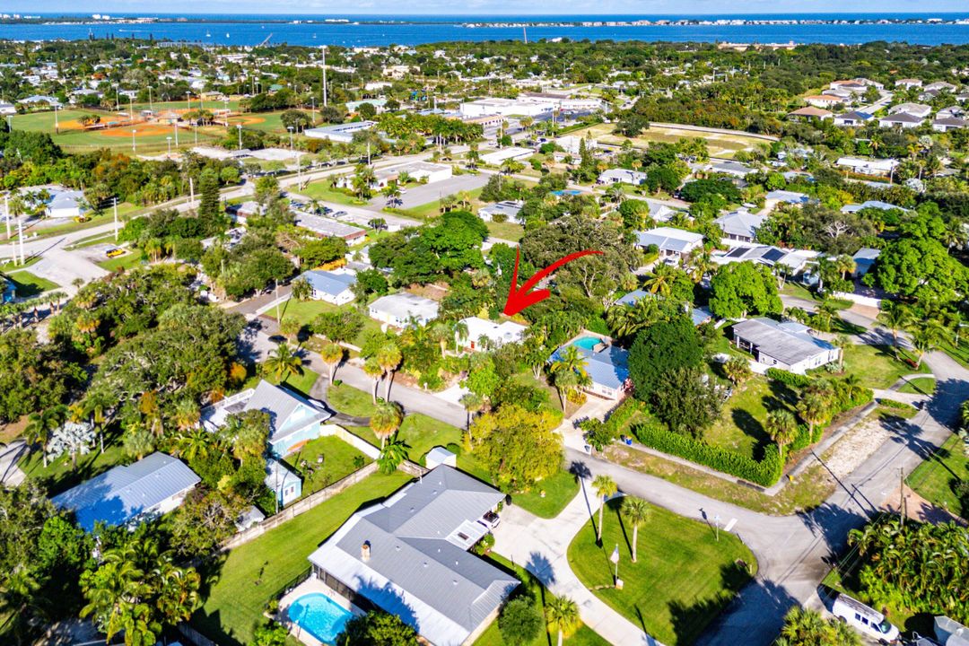 Active With Contract: $329,000 (2 beds, 1 baths, 1092 Square Feet)