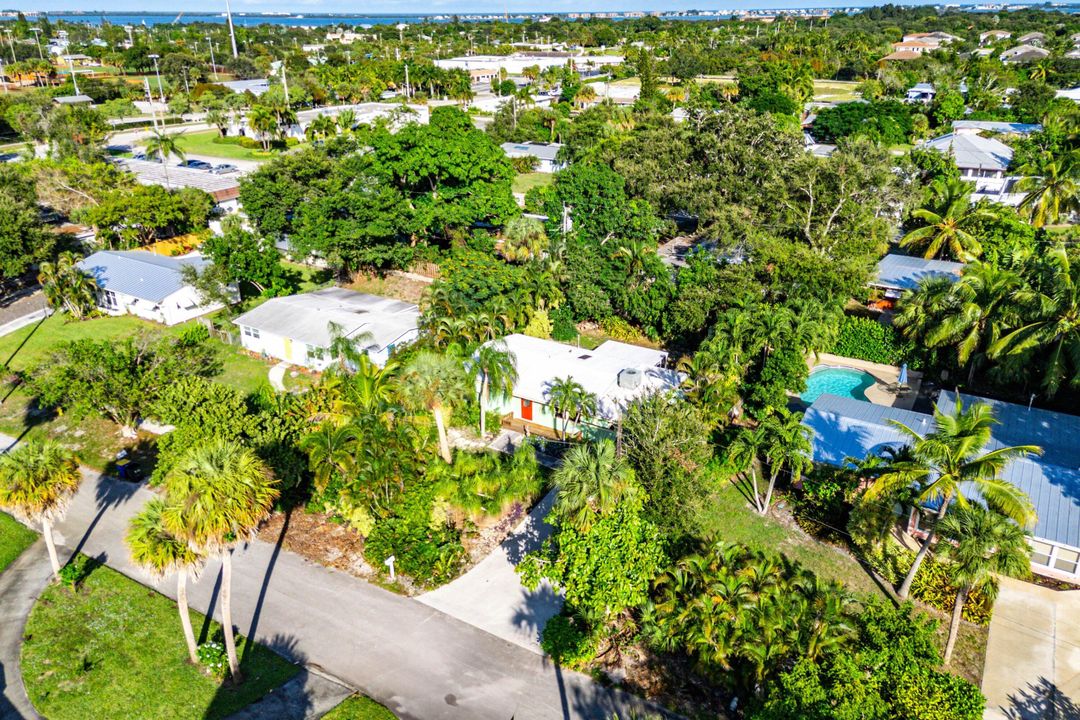 Active With Contract: $329,000 (2 beds, 1 baths, 1092 Square Feet)