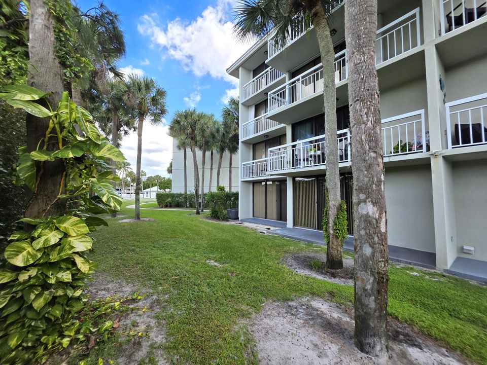 合同活跃: $2,100 (2 贝兹, 2 浴室, 1442 平方英尺)