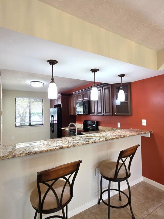 合同活跃: $2,100 (2 贝兹, 2 浴室, 1442 平方英尺)