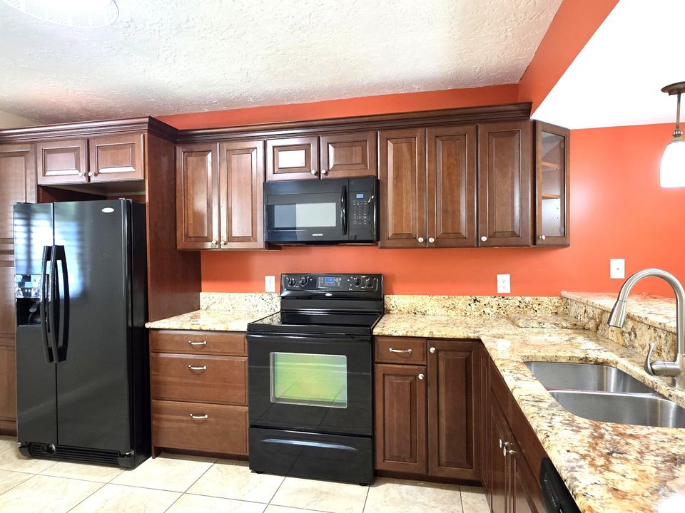 合同活跃: $2,100 (2 贝兹, 2 浴室, 1442 平方英尺)