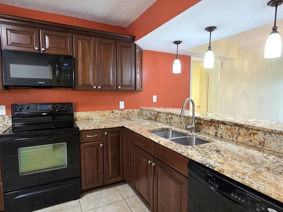 合同活跃: $2,100 (2 贝兹, 2 浴室, 1442 平方英尺)