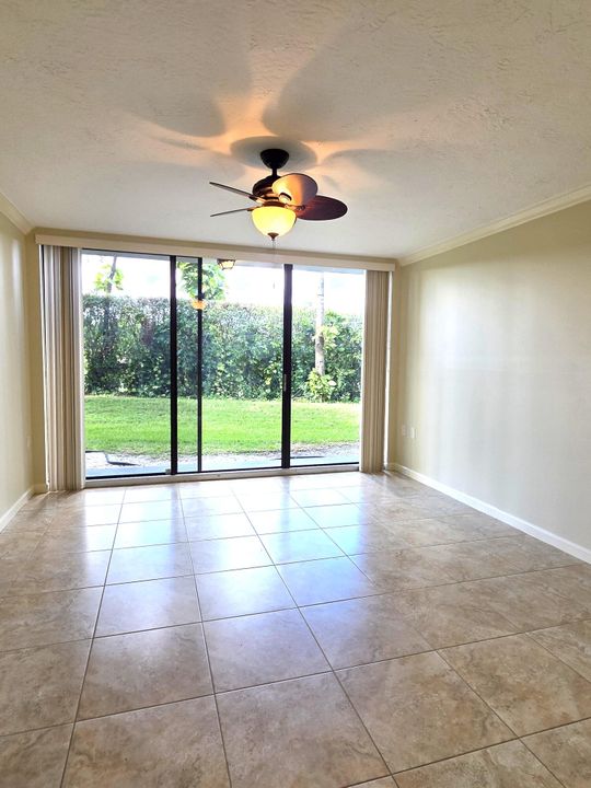 合同活跃: $2,100 (2 贝兹, 2 浴室, 1442 平方英尺)