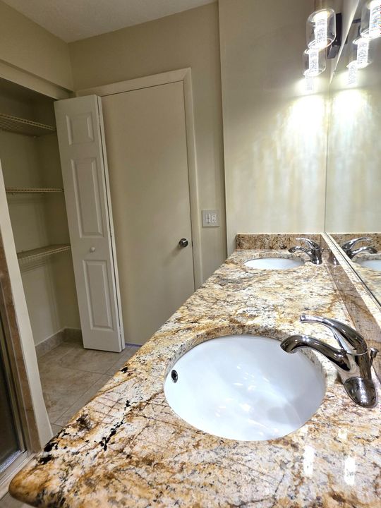 合同活跃: $2,100 (2 贝兹, 2 浴室, 1442 平方英尺)