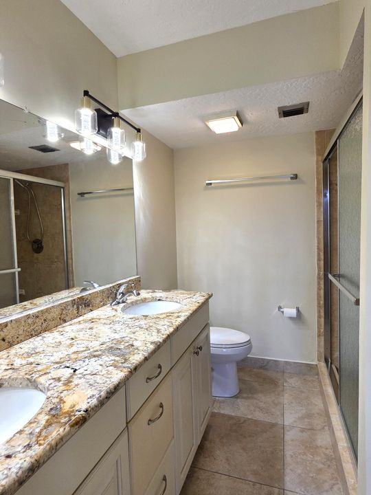 合同活跃: $2,100 (2 贝兹, 2 浴室, 1442 平方英尺)