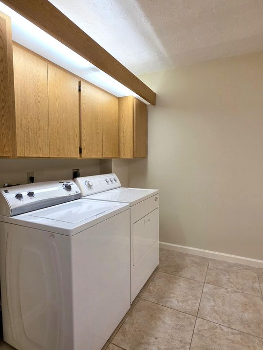 合同活跃: $2,100 (2 贝兹, 2 浴室, 1442 平方英尺)