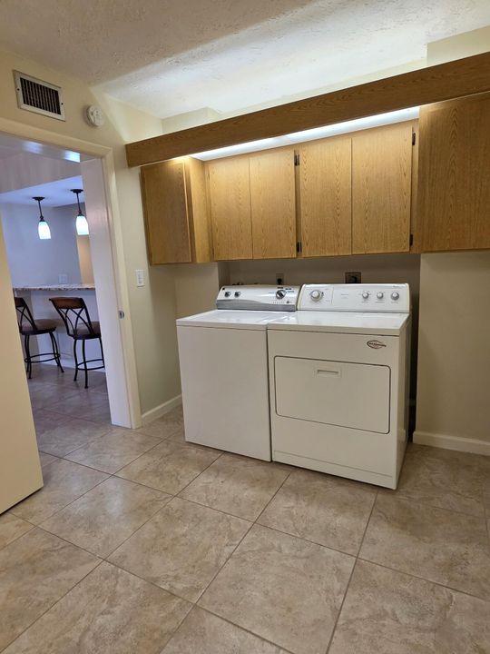 合同活跃: $2,100 (2 贝兹, 2 浴室, 1442 平方英尺)