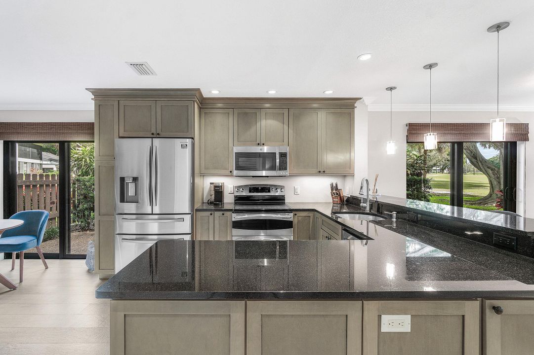 For Sale: $199,500 (2 beds, 2 baths, 1429 Square Feet)