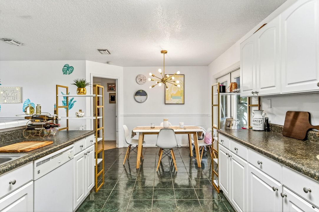 待售: $340,000 (3 贝兹, 2 浴室, 1056 平方英尺)