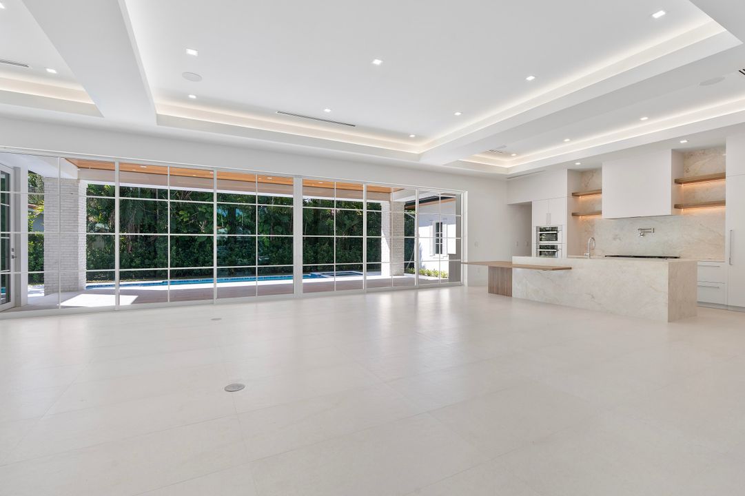 合同活跃: $6,490,000 (6 贝兹, 7 浴室, 4850 平方英尺)