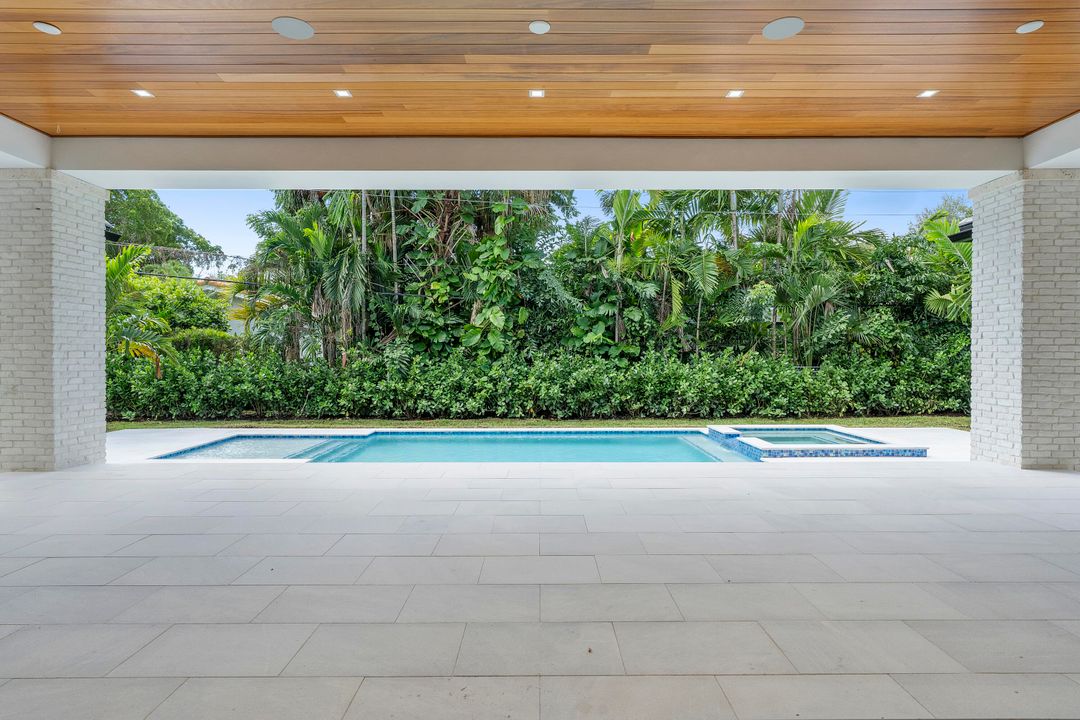 合同活跃: $6,490,000 (6 贝兹, 7 浴室, 4850 平方英尺)