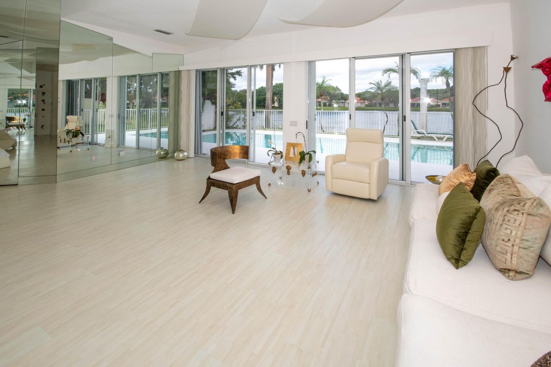 Под контрактом: $799,000 (3 спален, 2 ванн, 2024 Квадратных фут)