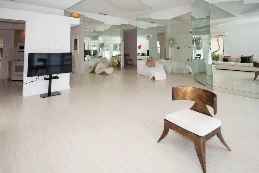 Под контрактом: $799,000 (3 спален, 2 ванн, 2024 Квадратных фут)