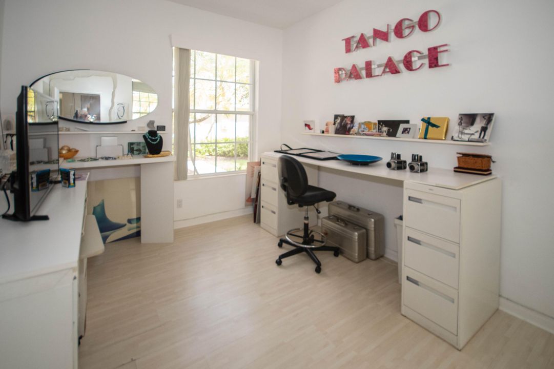 Под контрактом: $799,000 (3 спален, 2 ванн, 2024 Квадратных фут)