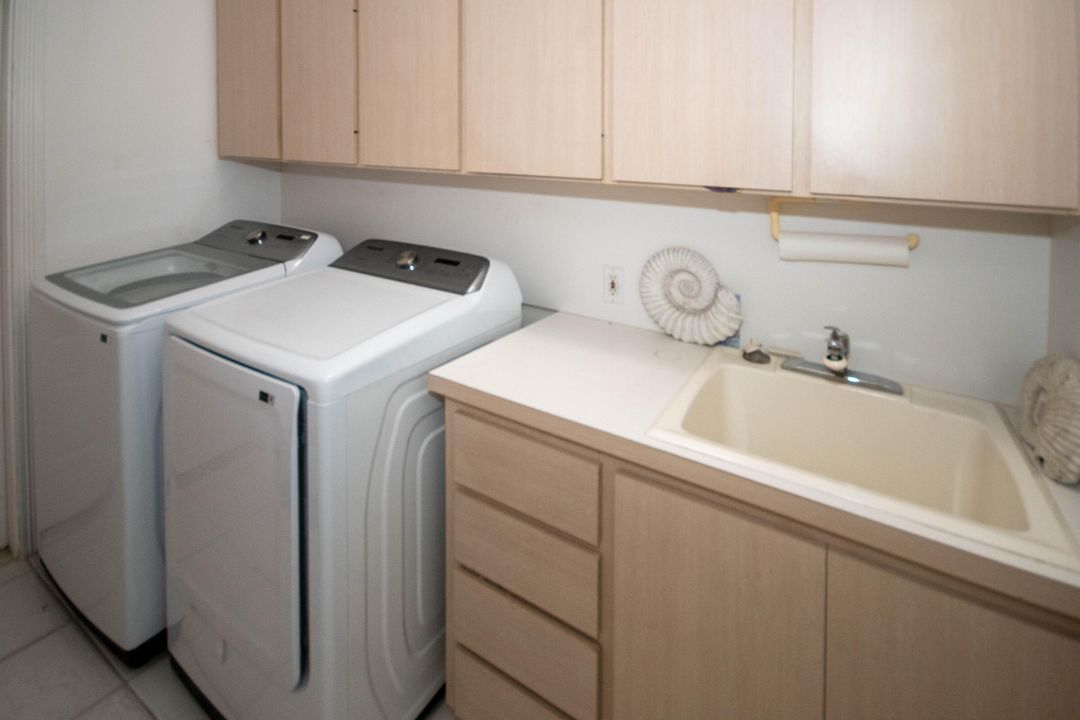 Под контрактом: $799,000 (3 спален, 2 ванн, 2024 Квадратных фут)