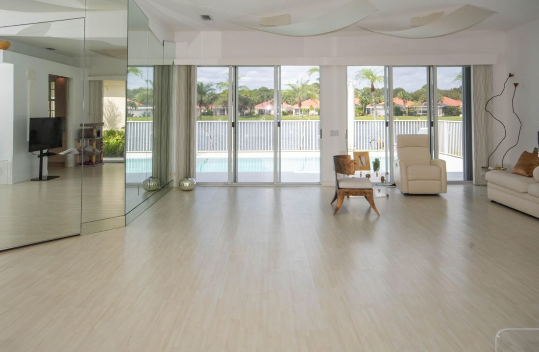 Под контрактом: $799,000 (3 спален, 2 ванн, 2024 Квадратных фут)