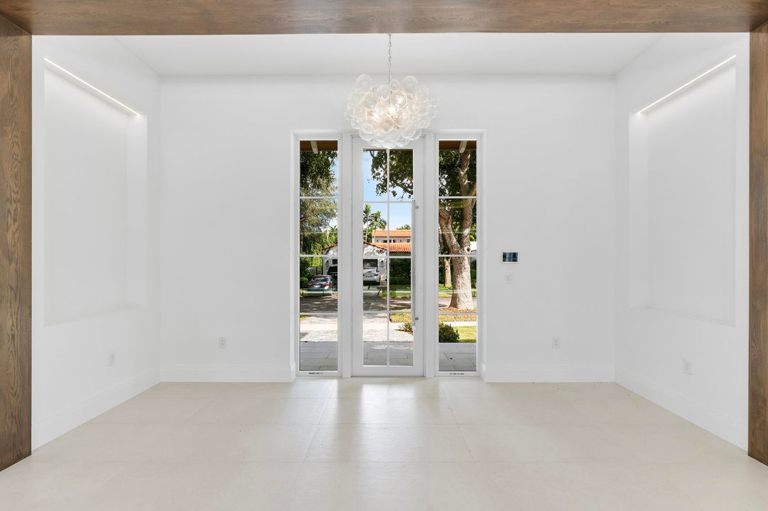 合同活跃: $6,490,000 (6 贝兹, 7 浴室, 4850 平方英尺)