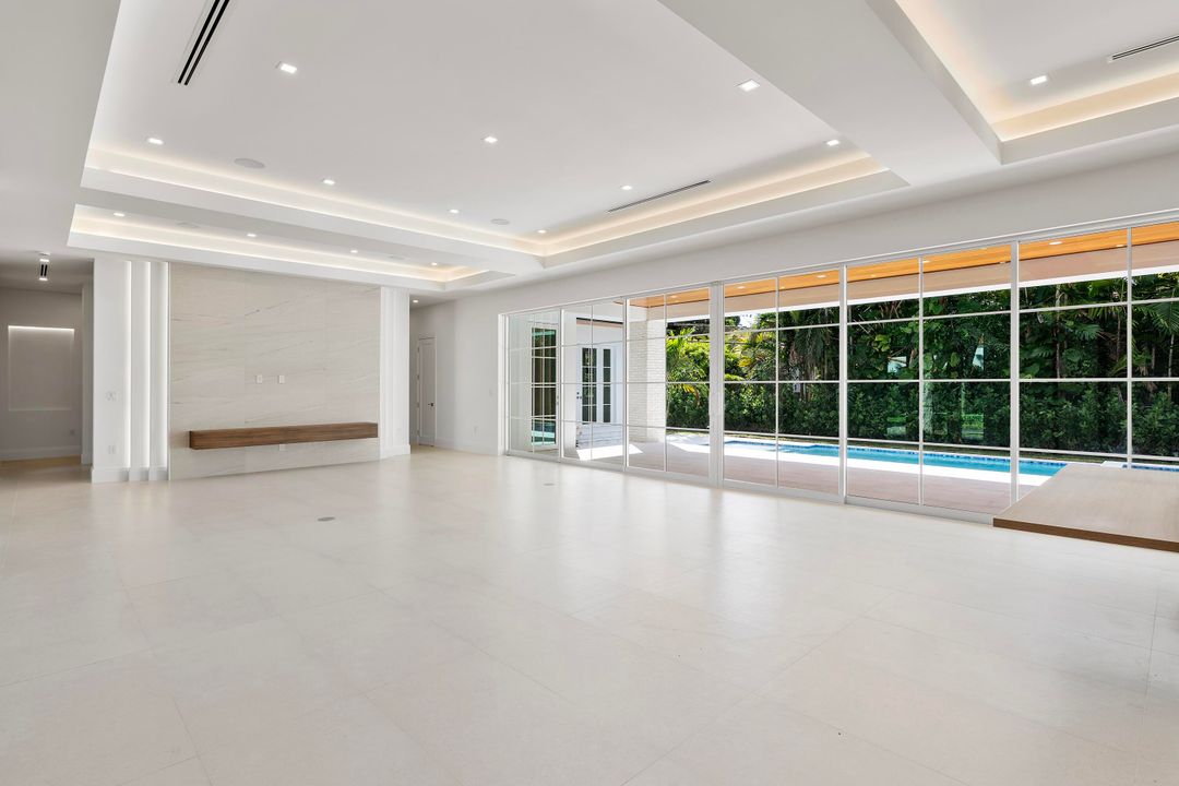 合同活跃: $6,490,000 (6 贝兹, 7 浴室, 4850 平方英尺)