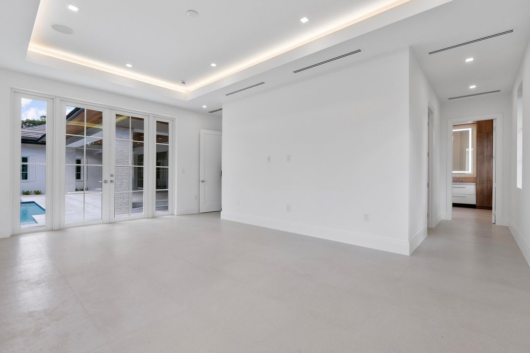 合同活跃: $6,490,000 (6 贝兹, 7 浴室, 4850 平方英尺)