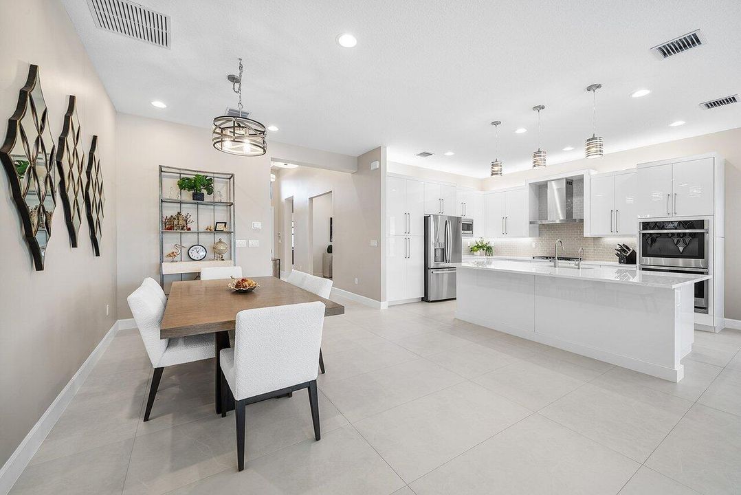 Activo con contrato: $1,495,000 (3 camas, 3 baños, 2425 Pies cuadrados)