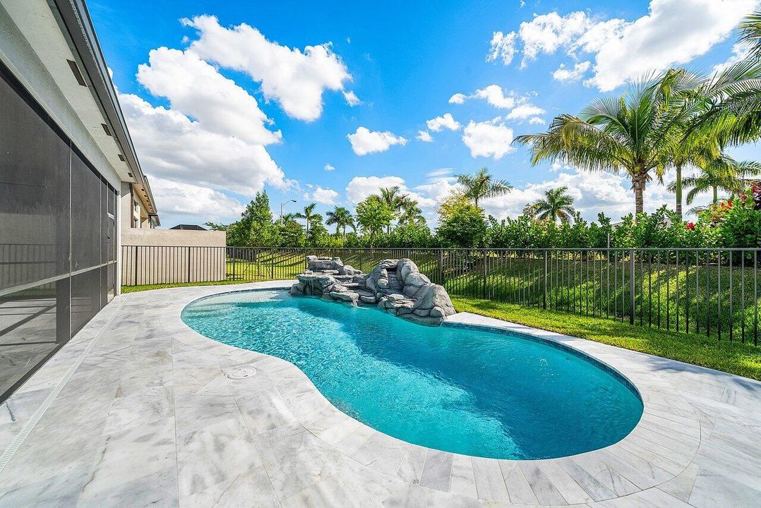 Activo con contrato: $1,495,000 (3 camas, 3 baños, 2425 Pies cuadrados)