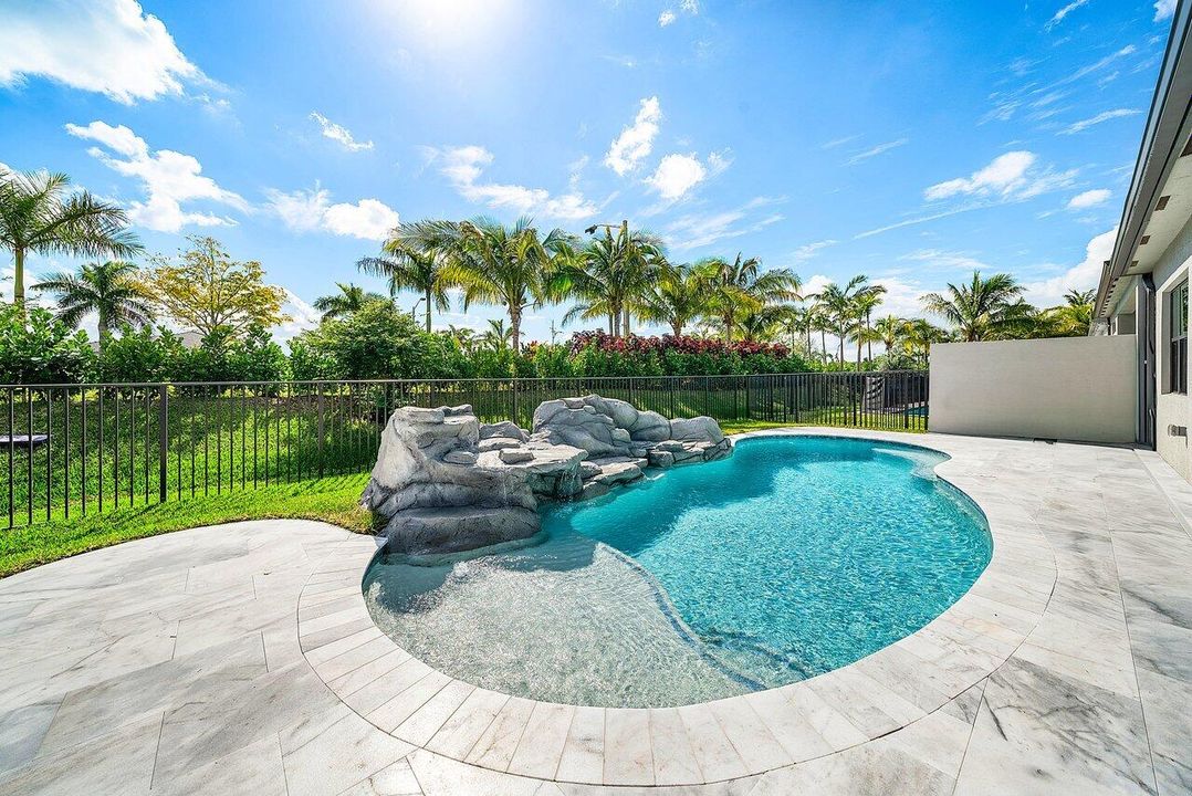 Activo con contrato: $1,495,000 (3 camas, 3 baños, 2425 Pies cuadrados)