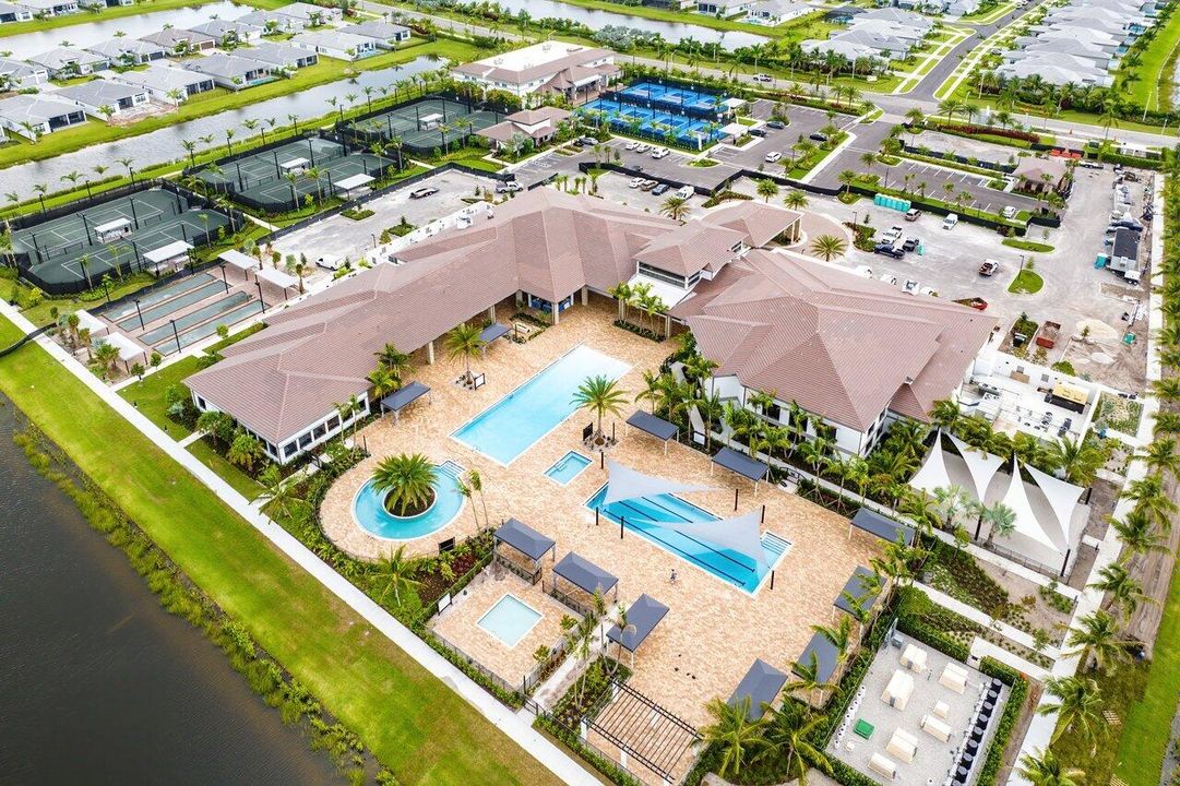 Activo con contrato: $1,495,000 (3 camas, 3 baños, 2425 Pies cuadrados)