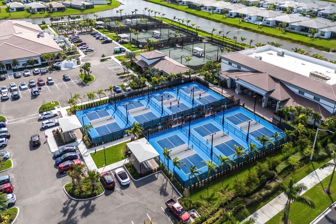 Activo con contrato: $1,495,000 (3 camas, 3 baños, 2425 Pies cuadrados)