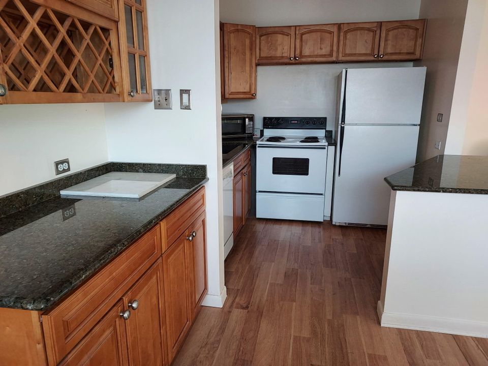 待售: $115,000 (1 贝兹, 1 浴室, 646 平方英尺)