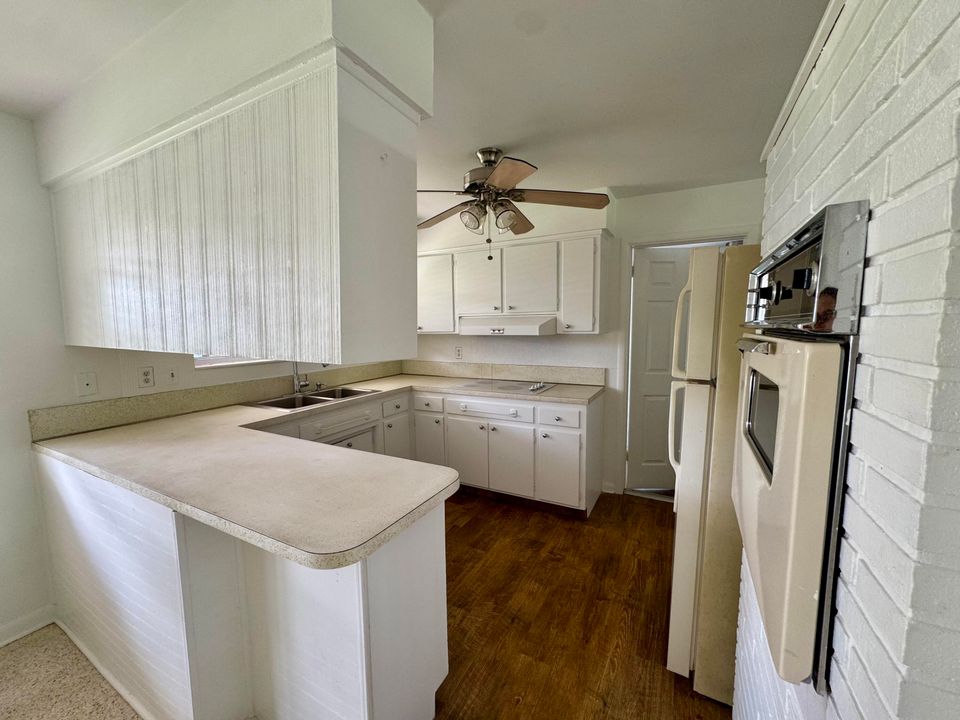 合同活跃: $2,895 (2 贝兹, 2 浴室, 1092 平方英尺)