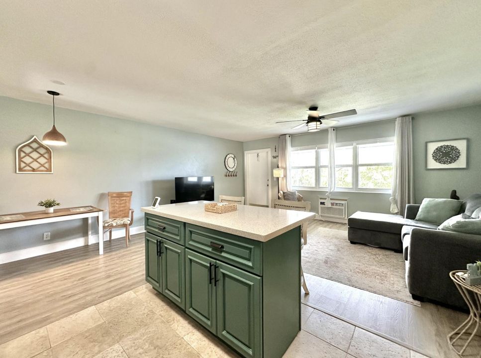 For Rent: $1,575 (1 beds, 1 baths, 684 Square Feet)