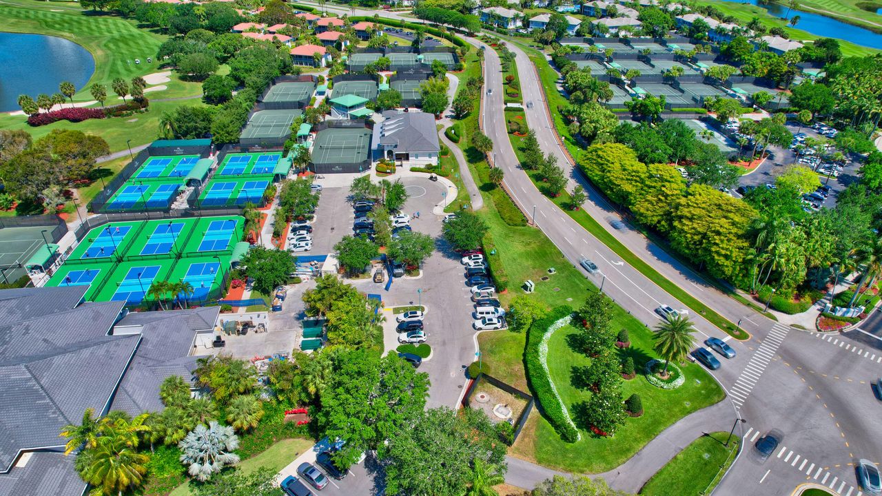 合同活跃: $899,000 (3 贝兹, 2 浴室, 1979 平方英尺)