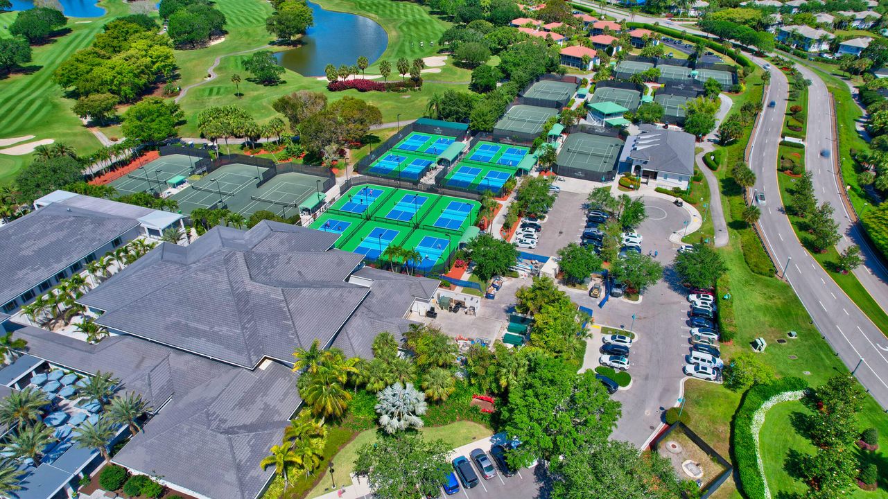 合同活跃: $899,000 (3 贝兹, 2 浴室, 1979 平方英尺)