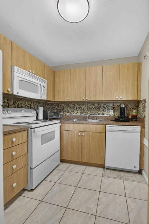 For Sale: $149,000 (2 beds, 1 baths, 798 Square Feet)